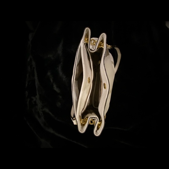 Michael Kors White Jet Set Chain Shoulder Bag - Picture 9 of 13